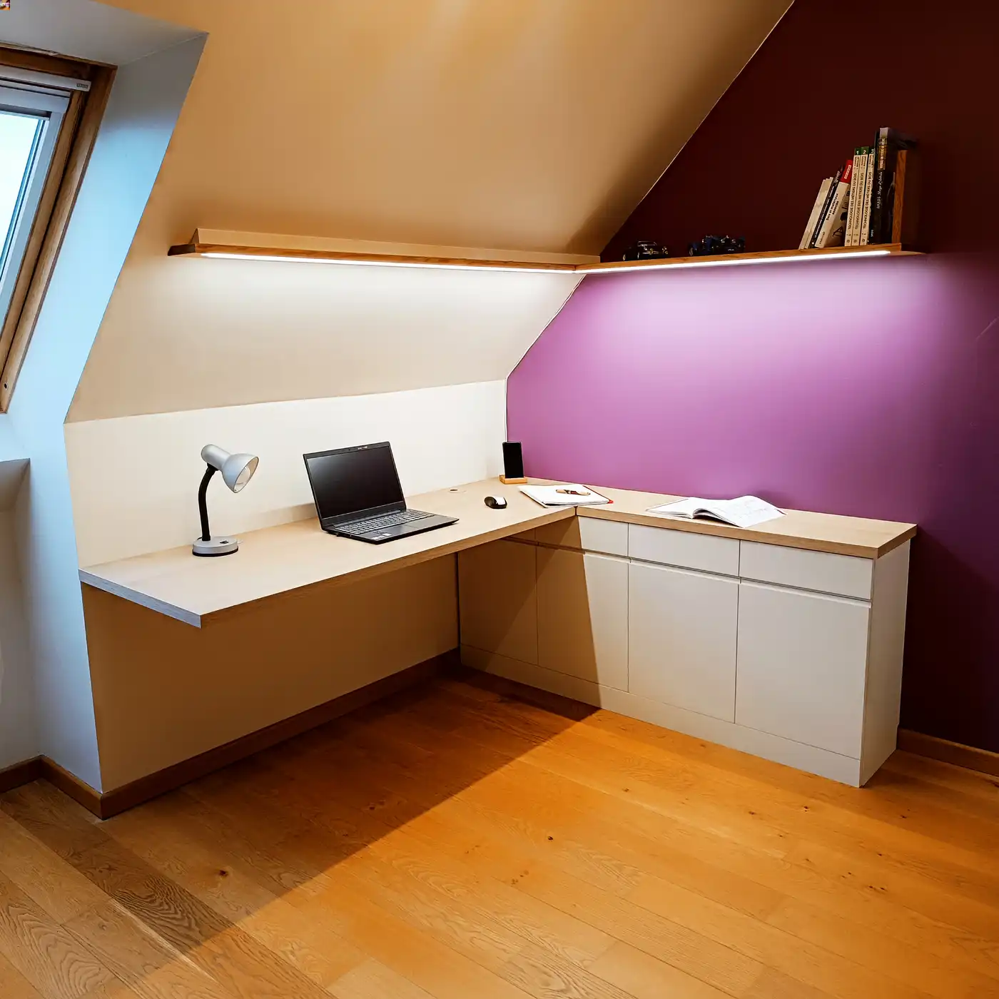 Bureau sur mesure. Bandeau led incrusté sous l'étagère, actionné par télécommande, intensité réglable en continu. Mobilier Artésien - Artisan Menuisier agenceur Menuiserie Agencement Arras