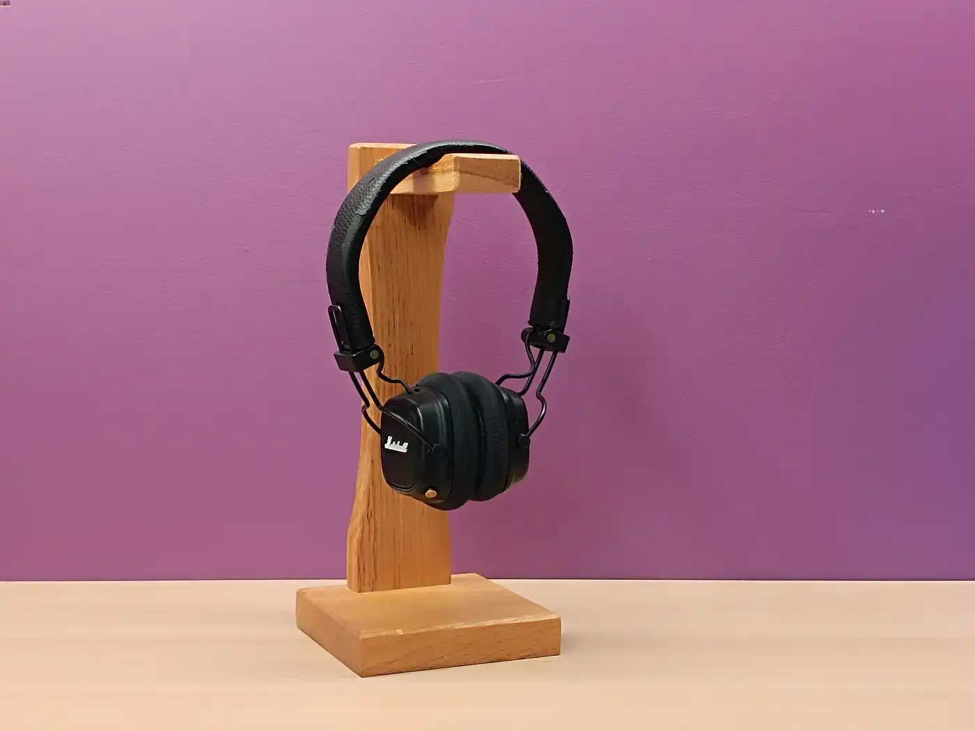 Support de casque en chêne finition huile naturelle. Mobilier Artésien - Artisan Menuisier agenceur Arras