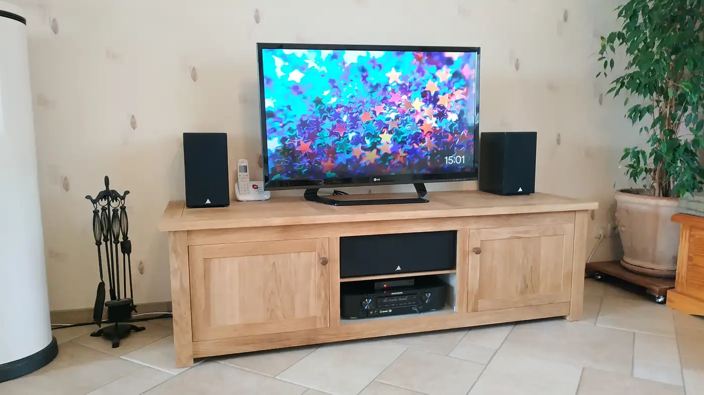 Meuble TV 2 portes. Menuiserie en chêne massif, intérieur en MDF teinté masse de couleur gris clair. Mobilier Artésien - Artisan Menuisier agenceur Arras