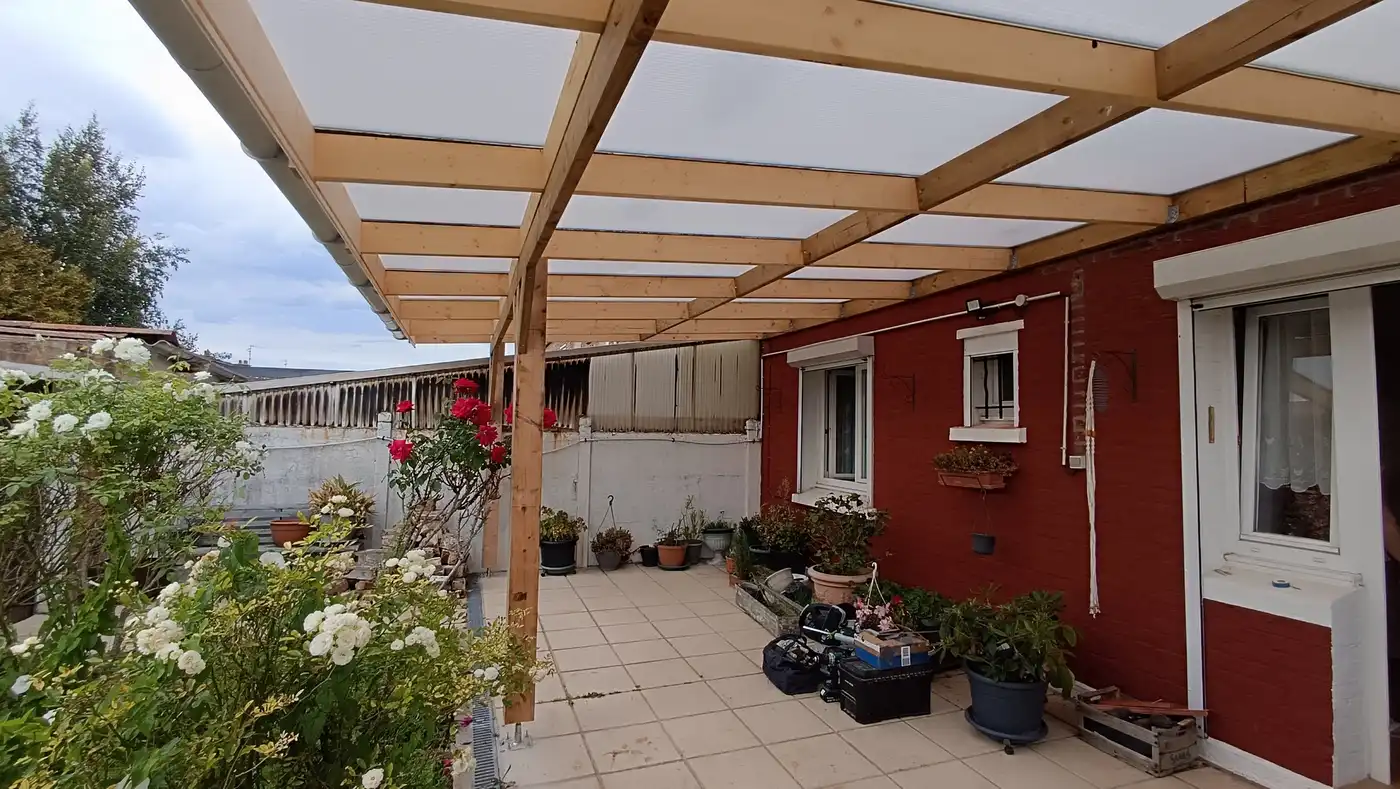 Pergola, structure en pin autoclave classe. Couverture en polycarbonate. Mobilier Artésien - Artisan Menuisier agenceur