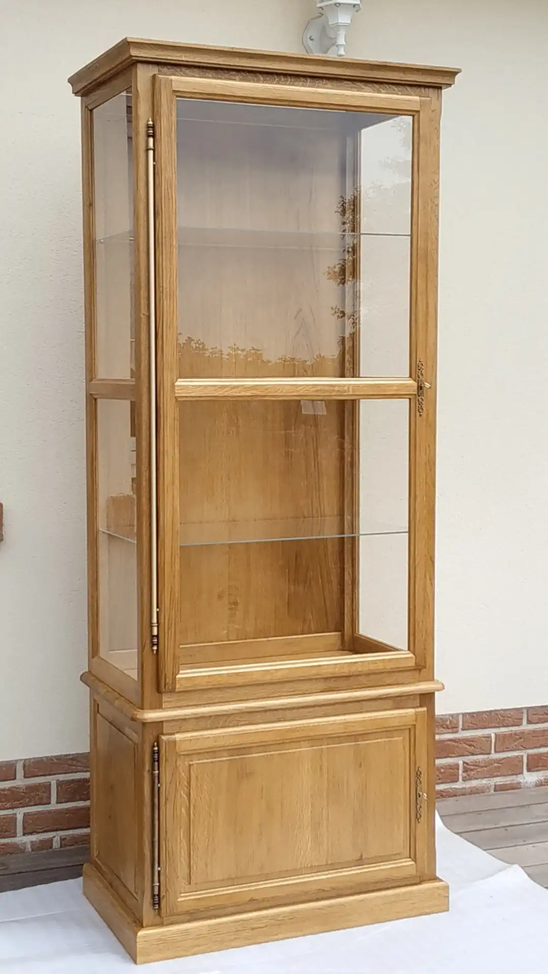 Vitrine en chêne massif, finition teinte chêne clair et vernis, vitrage en verre extra-clair. Mobilier Artésien - Artisan Menuisier agenceur Menuiserie Agencement Arras